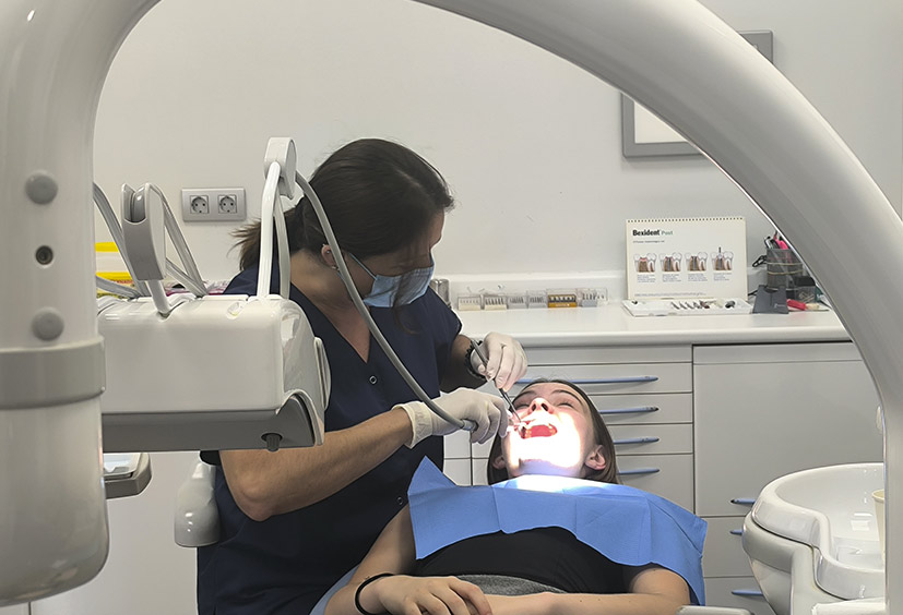 Atendiendo a una paciente